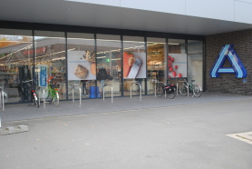 Front des ALDI-Supermarktes in Lippetal-Oestinghausen mit 9 Fahrradbügeln