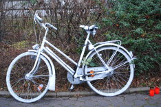 weiß überlackiertes Fahrrad steht am Thomatör in Soest: Ghost Bike