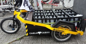 Cargobike mit Tiefladung beladen mit 12 Kisten Wasser