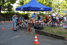 In der Mitte des Bildes der ADFC-Pavillon mit vielen Menschen, davor und im Hintergrund stehen Pylonen als Teil des Fahrradparcours