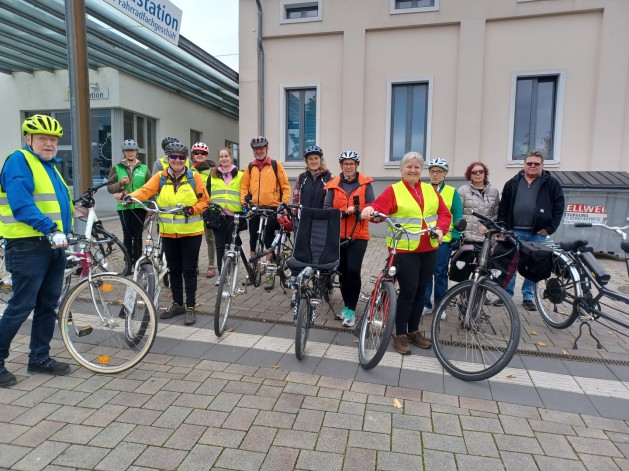 Tandem2Ride-Gruppe mit 12 Personen mit ihren Rädern (6 Tandems, 3 Soloräder) Radstation Soest
