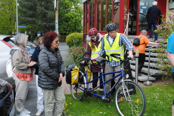 Vier Mitglieder, davon zwei mit dem Tandem sammeln sich am Abstellplatz für Fahrräder aud dem Grünstreifen des Gästeparkplatzes am Café Sprenger in Bad Sassendorf